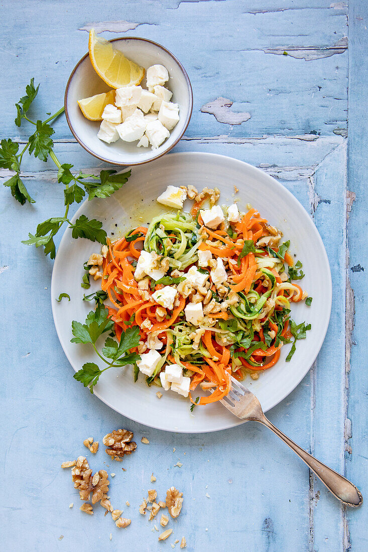 Möhren-Zucchini-Salat mit Feta und Walnüssen