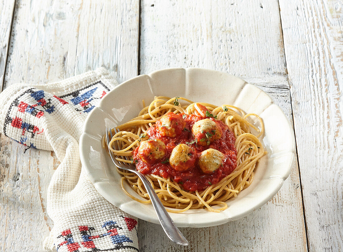 Putenbällchen mit Spaghetti und Tomatensauce