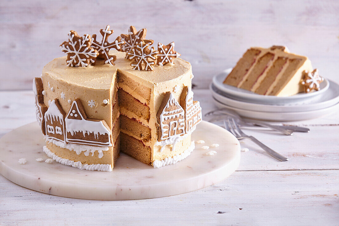 Festliche Weihnachtstorte mit Lebkuchenplätzchen dekoriert