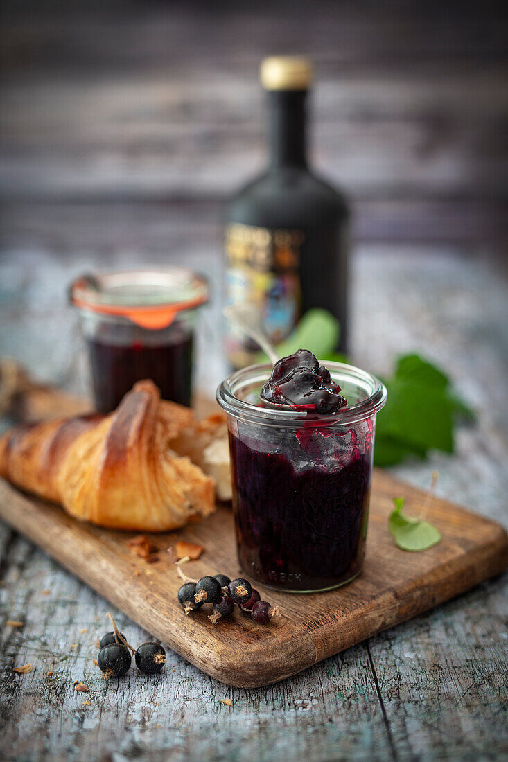 Blackcurrant jam with gin