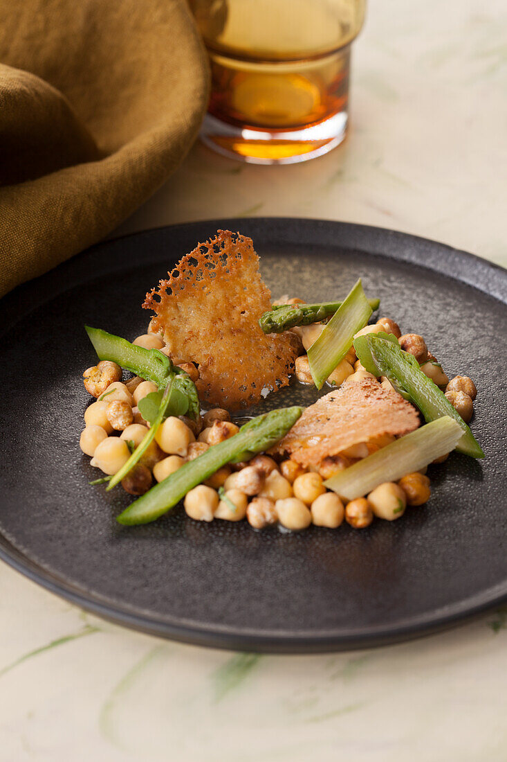 Chickpeas with green asparagus and chickpea chips