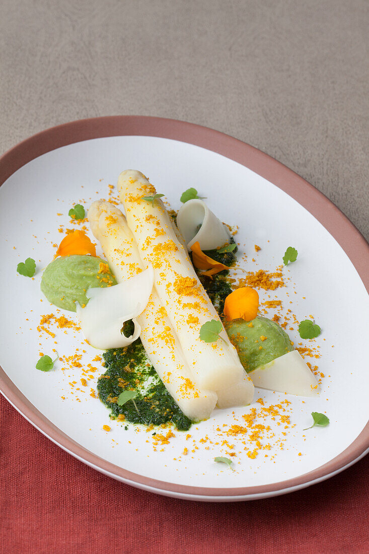 White asparagus with Espelette pepper, turmeric and strips of sheep's milk