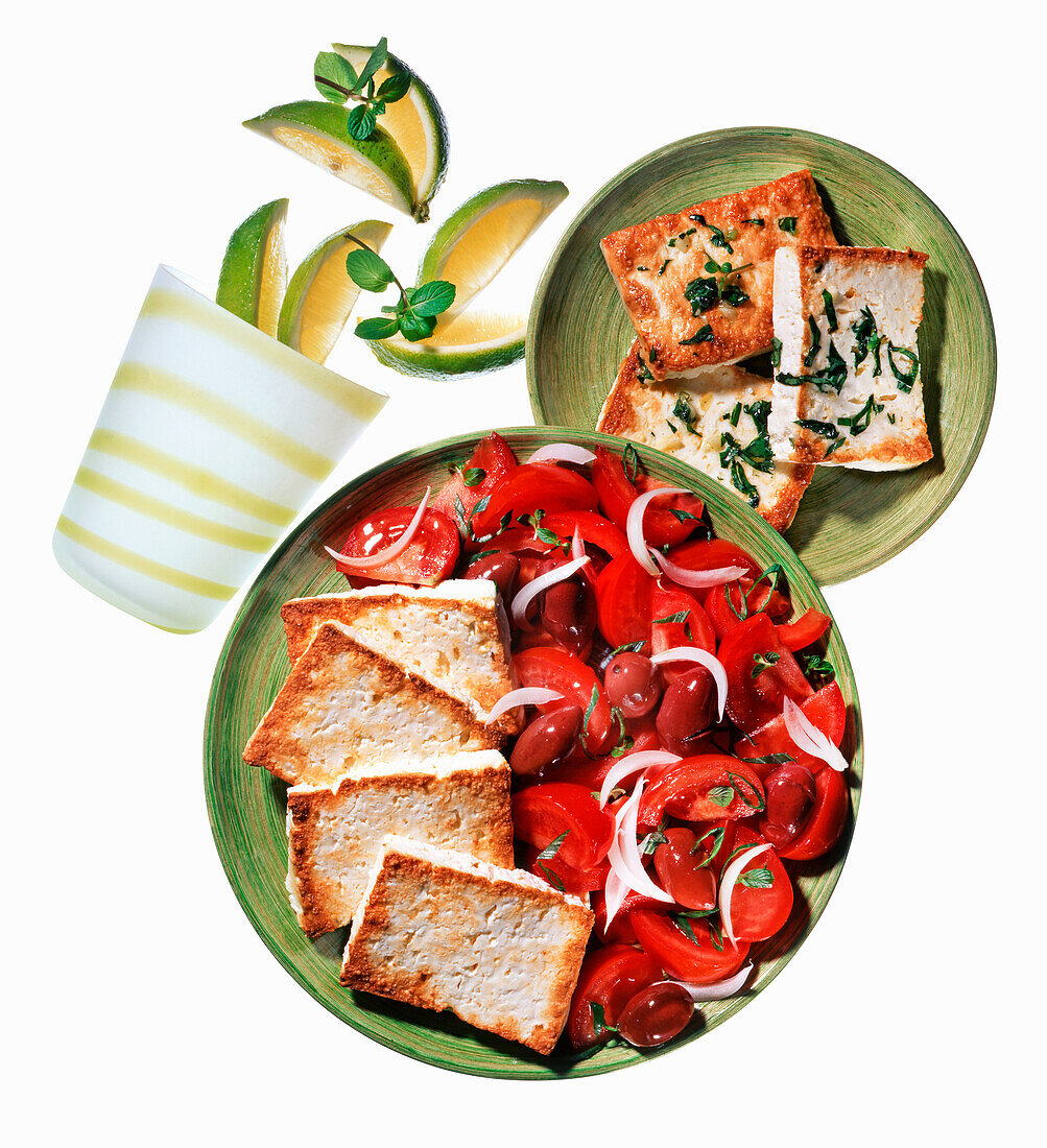 Gebratener Tofu mit griechischem Tomatensalat