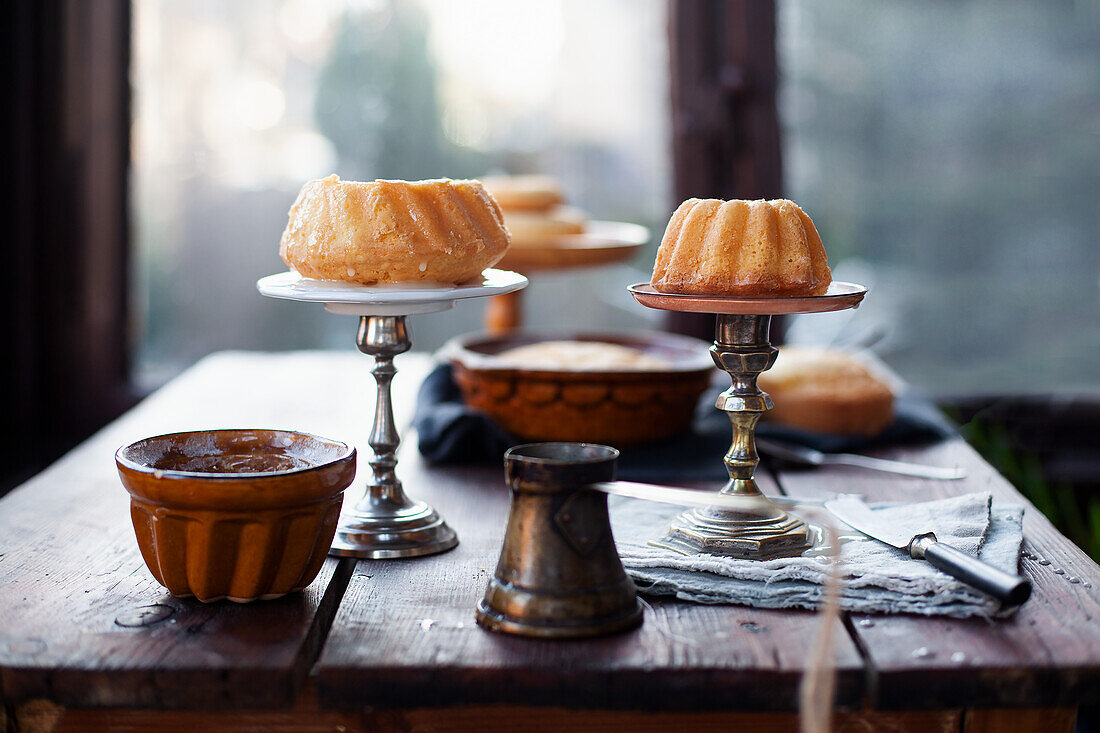 Mini-Gugelhupfe auf rustikalem Holztisch