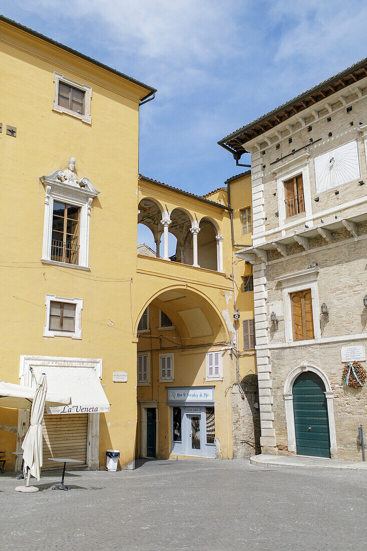 Typische Häuser in der Altstadt, Fermo, in den Marken, Adria, Italien