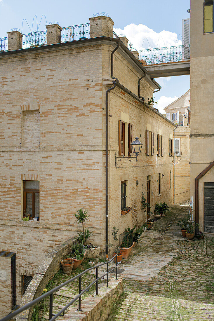 Typische Häuser in der Altstadt, Fermo, in den Marken, Adria, Italien