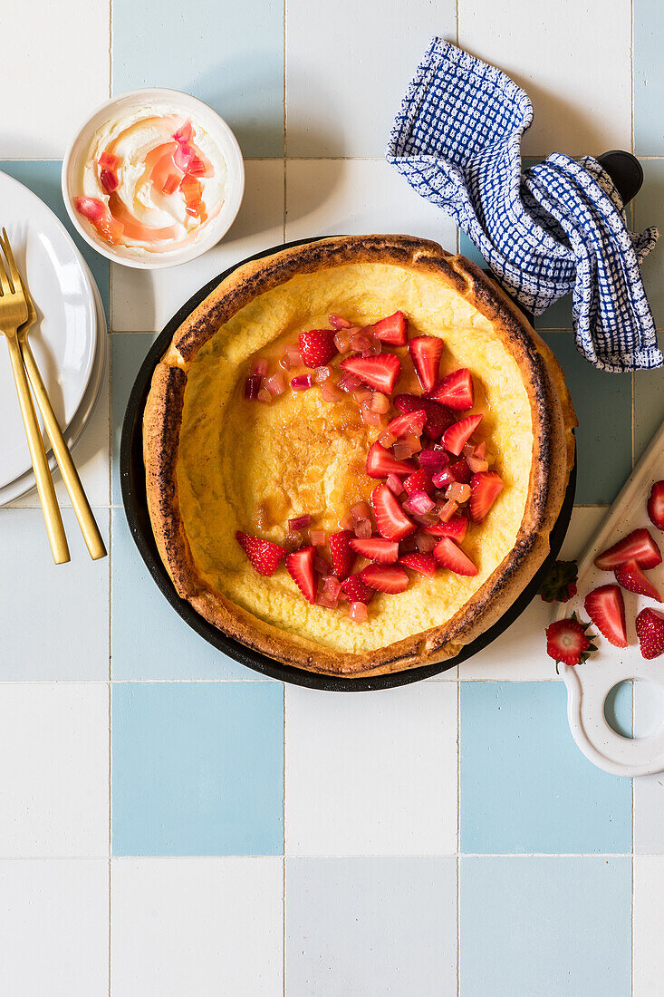 Dutch-Baby mit pochiertem Rhabarber und Erdbeeren dazu Mascarpone