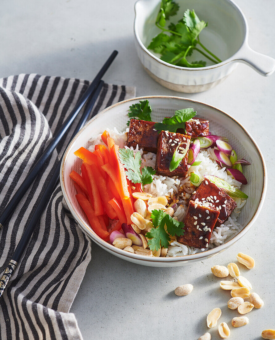 Bowl mit mariniertem Tofu und Erdnussreis