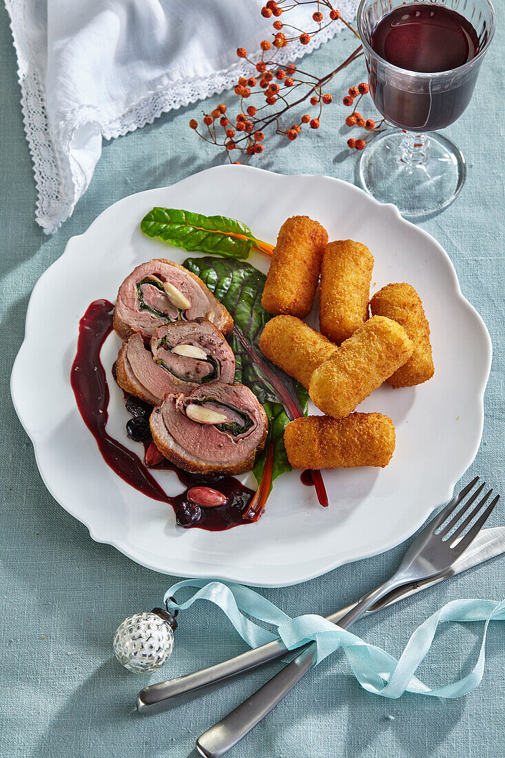 Weihnachtliche Entenbrustroulade mit Mandeln dazu Kroketten