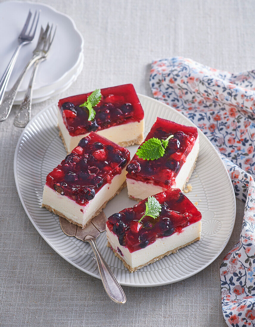 Cheesecake slices with berries