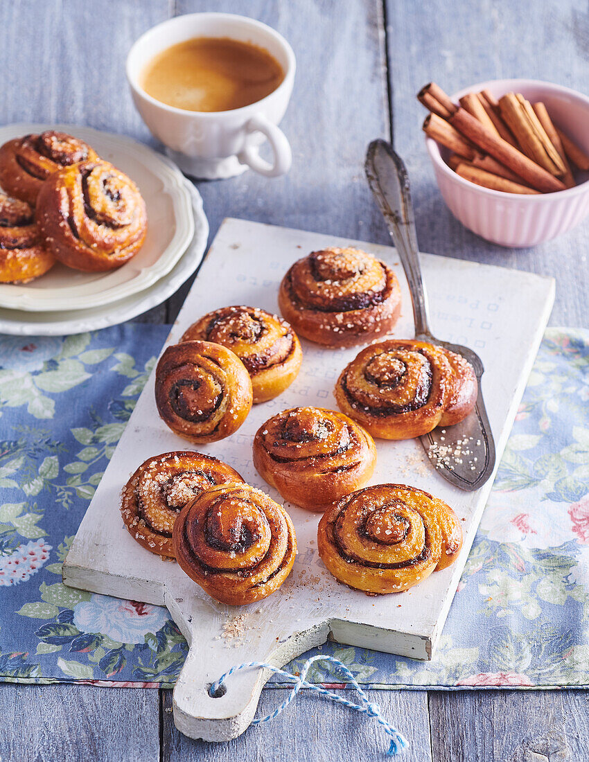 Cinnamon buns with plum butter