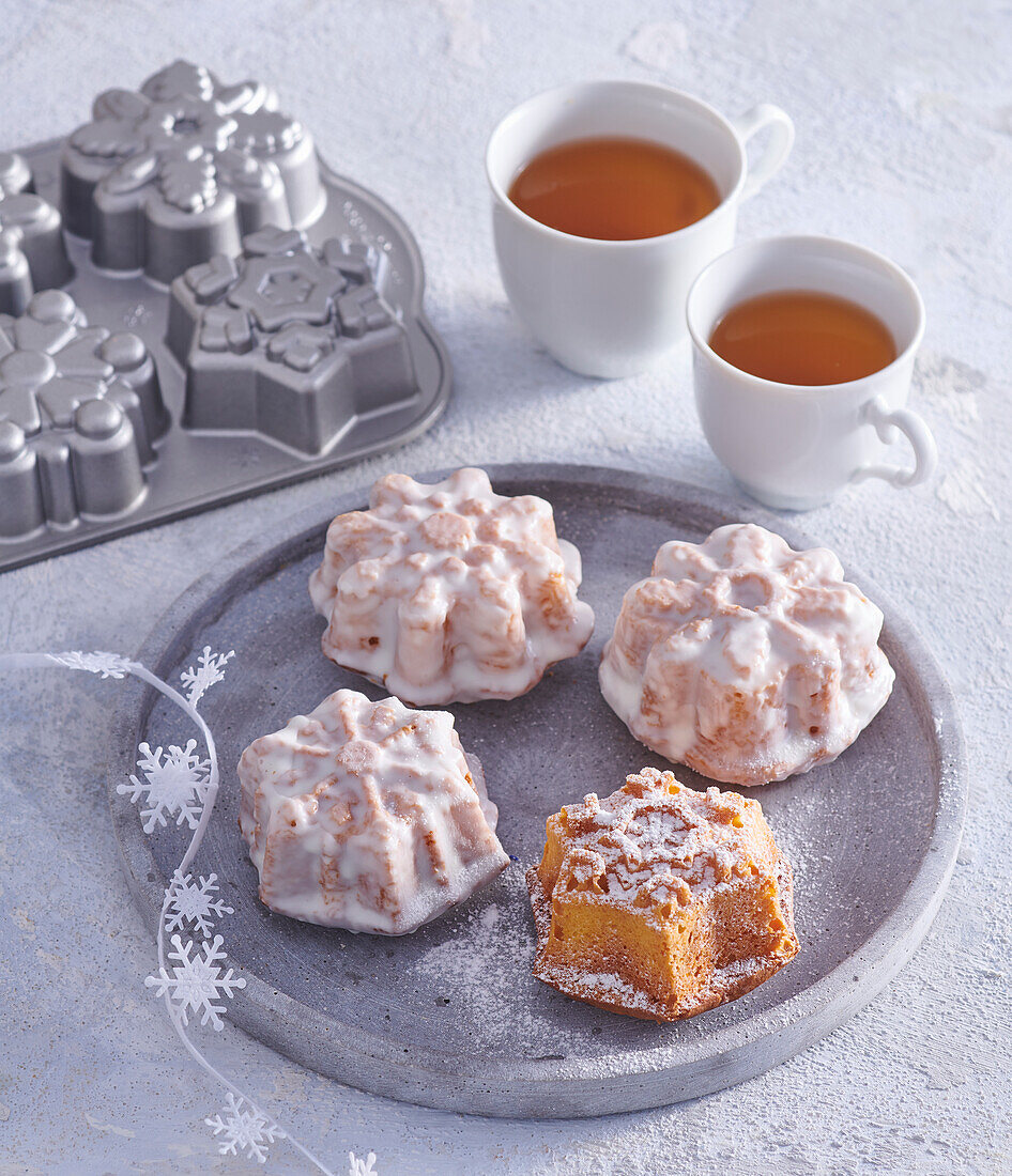 Small snowflake cakes