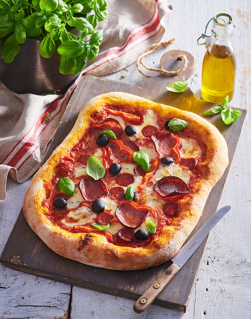 Scharfe Peperoni-Pizza mit Oliven