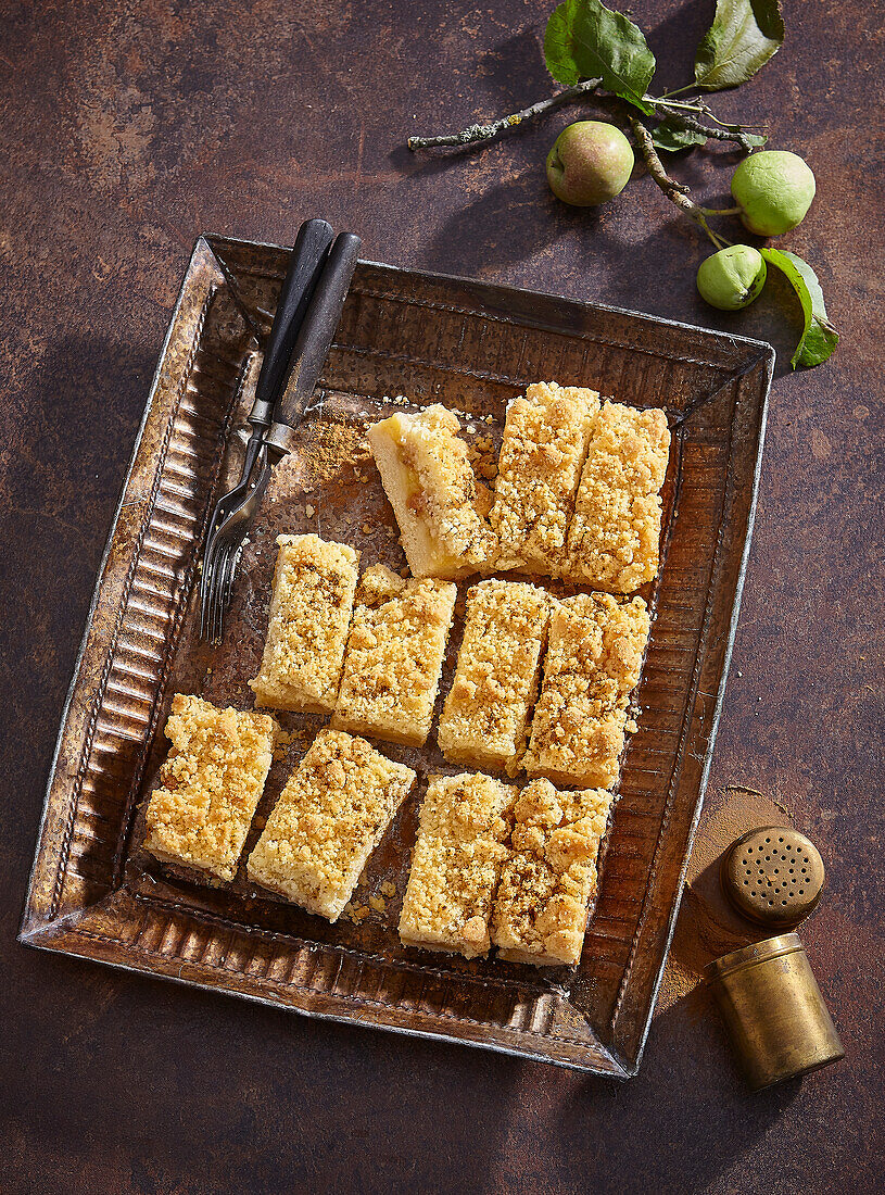 Apple tray cake with crumb