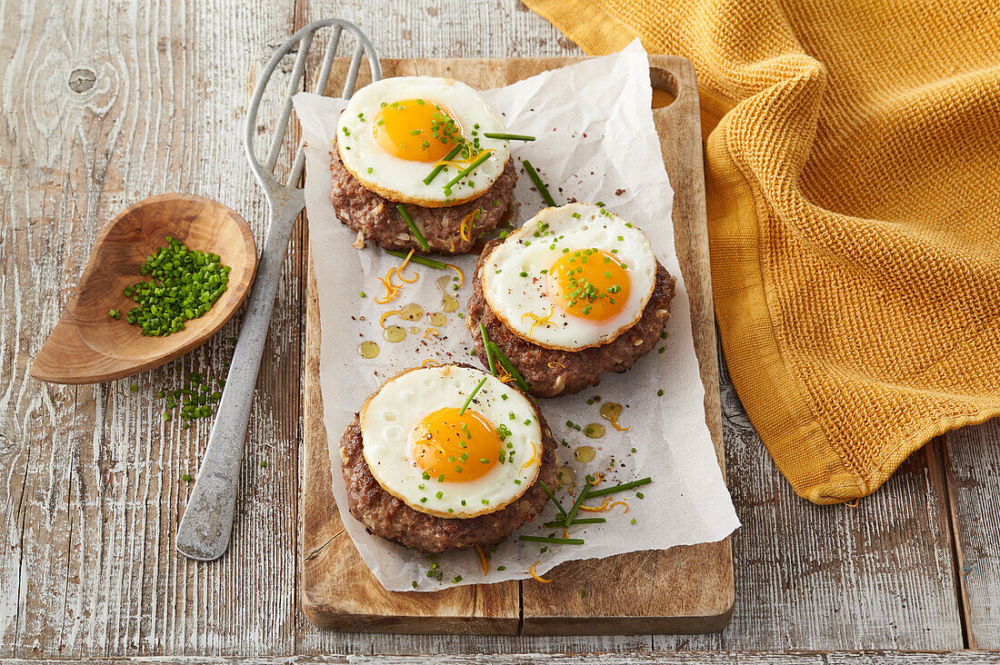 Rindfleischpastetchen mit Spiegelei