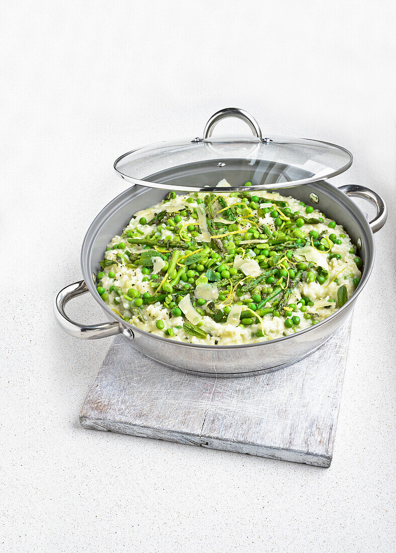 Risotto with peas and green asparagus