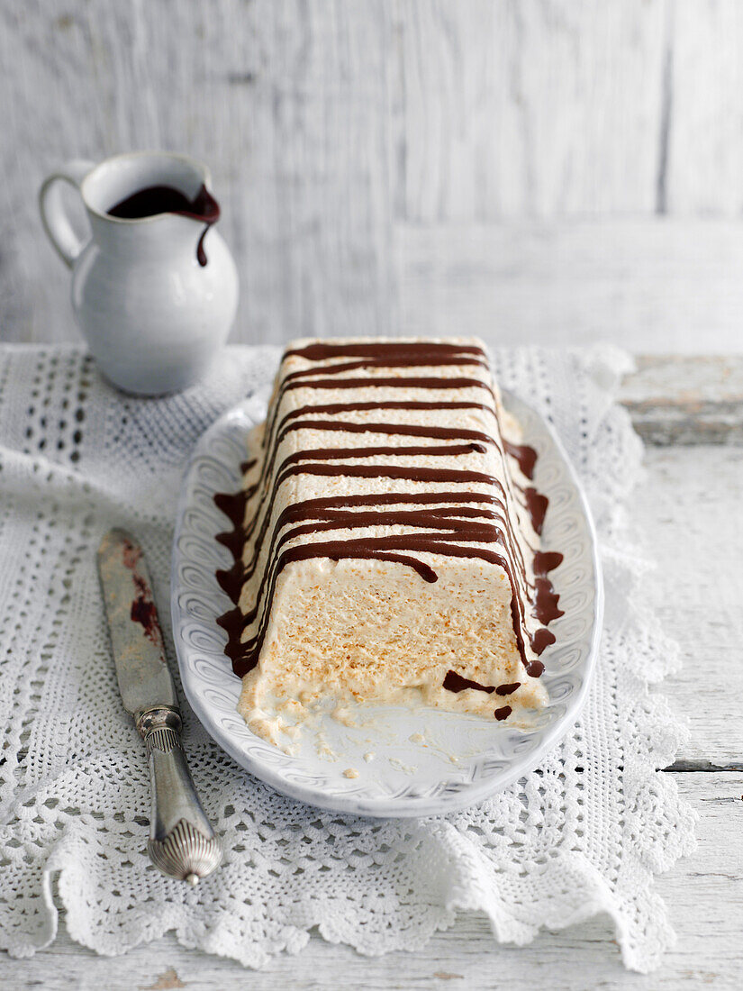 Haselnuss-Semifreddo mit Frangelico-Schokoladen-Sauce