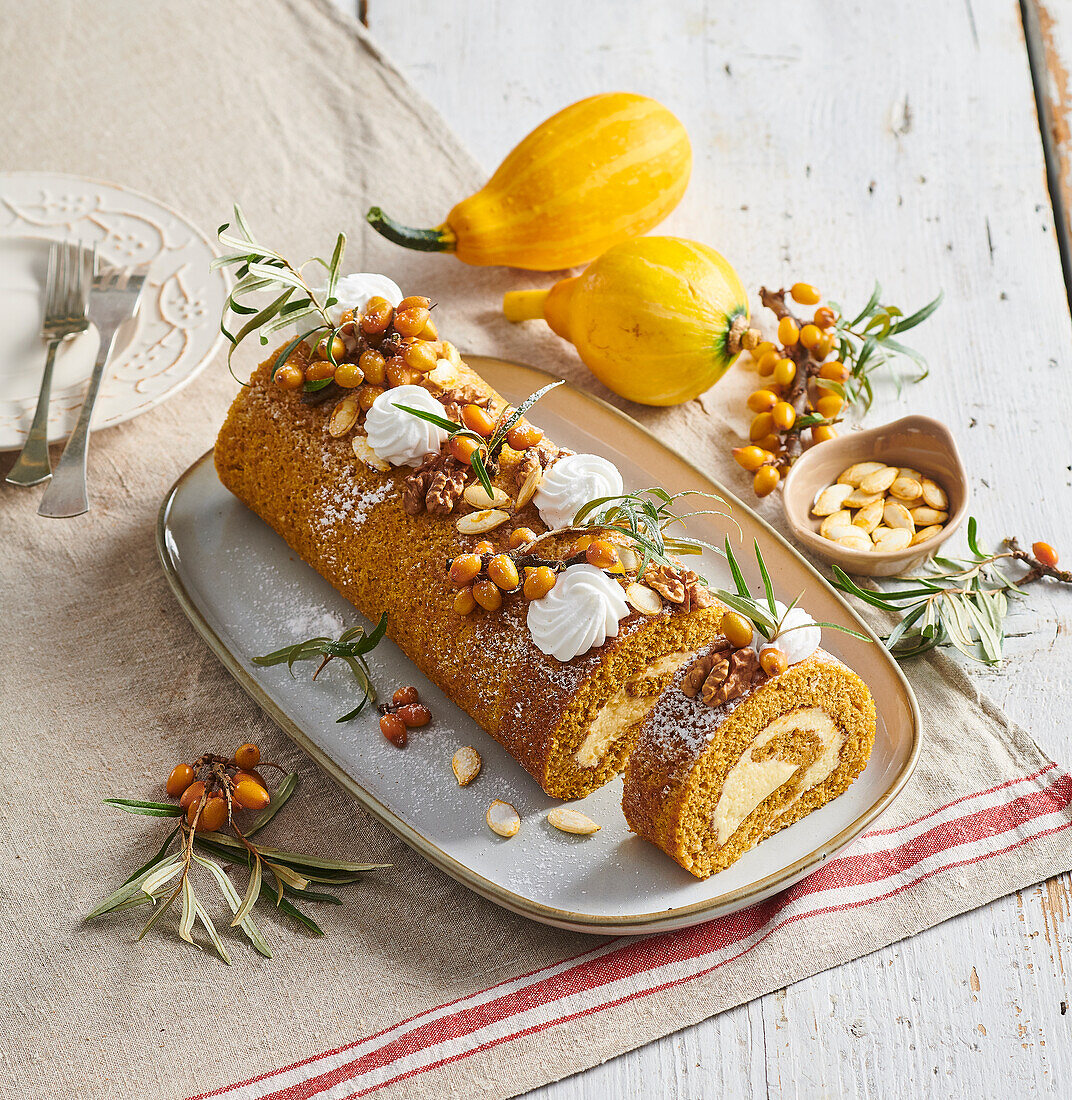 Süße Kürbis-Biskuitrolle mit Sanddornbeeren