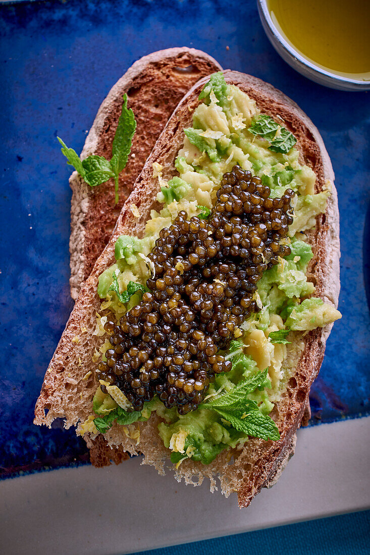 Röstbrot mit Avocado-Kartoffel-Püree, Kaviar und Minze