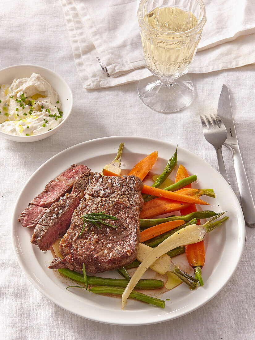 Steak mit Gemüse und Knoblauchdip
