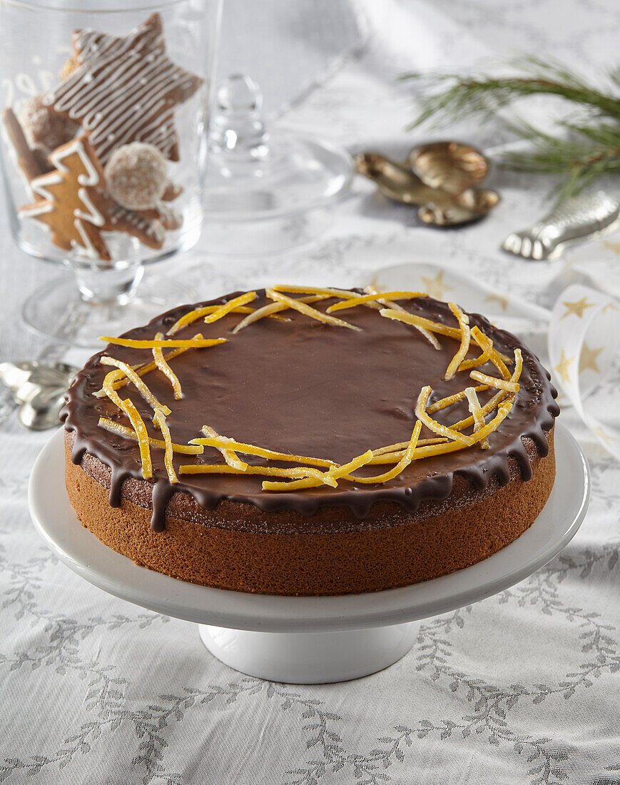 Weihnachtlicher Schokoladenkuchen mit kandiertem Ingwer