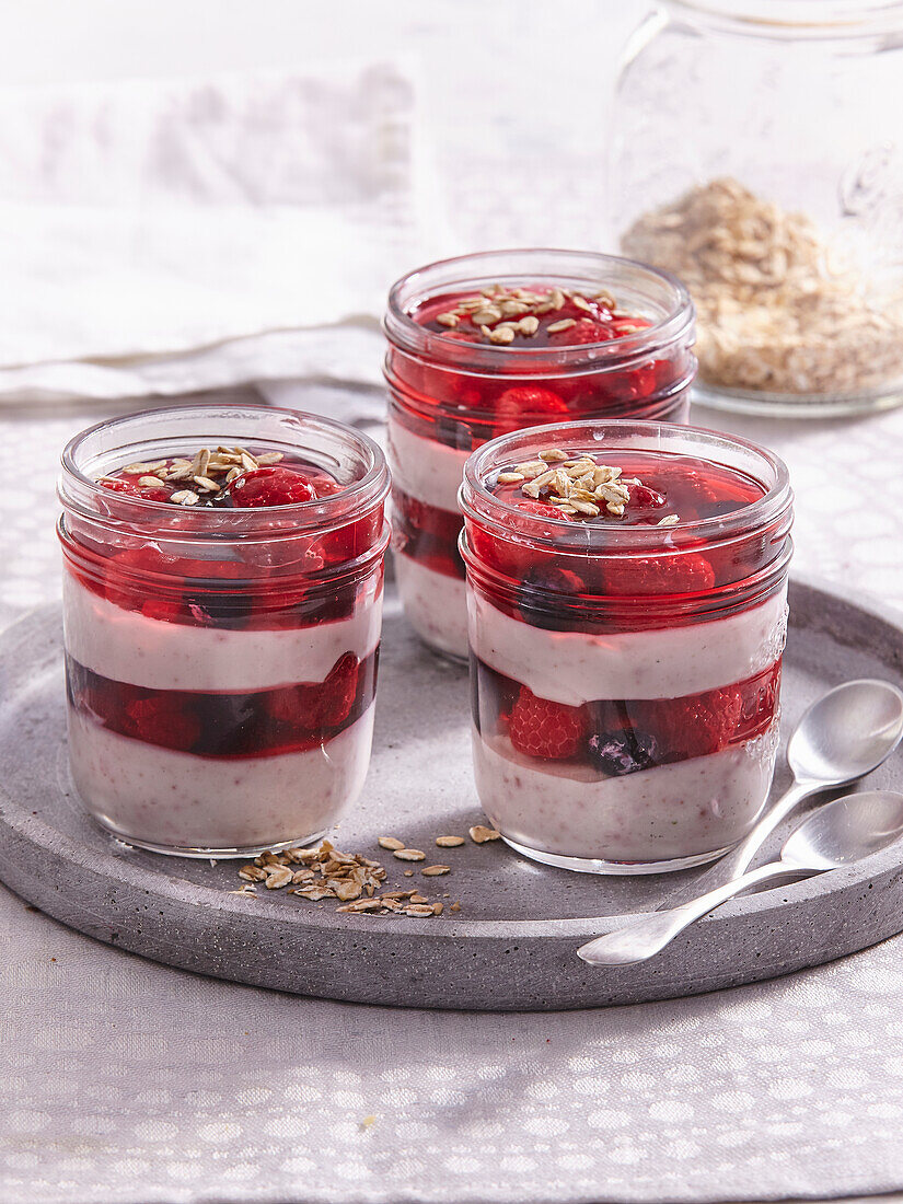 Schichtdessert mit Frischkäsecreme und Beeren