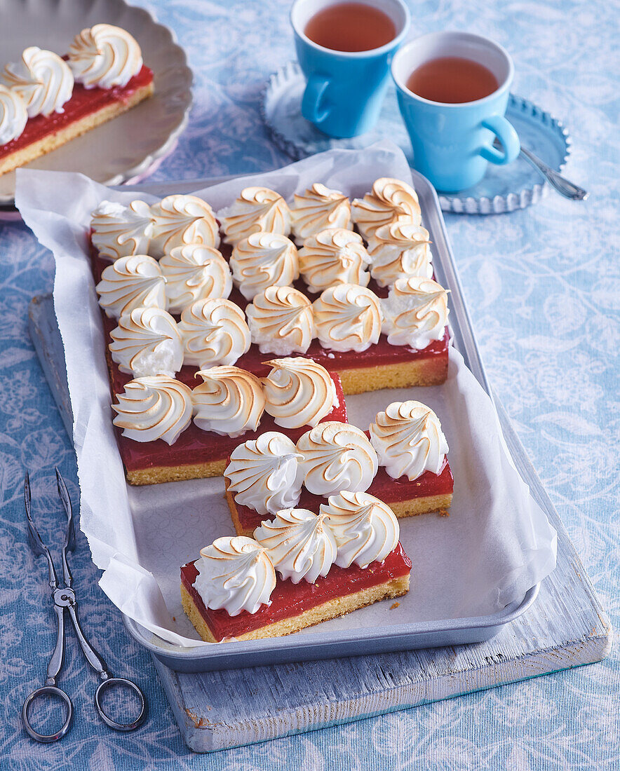 Tray cake with jam and meringues