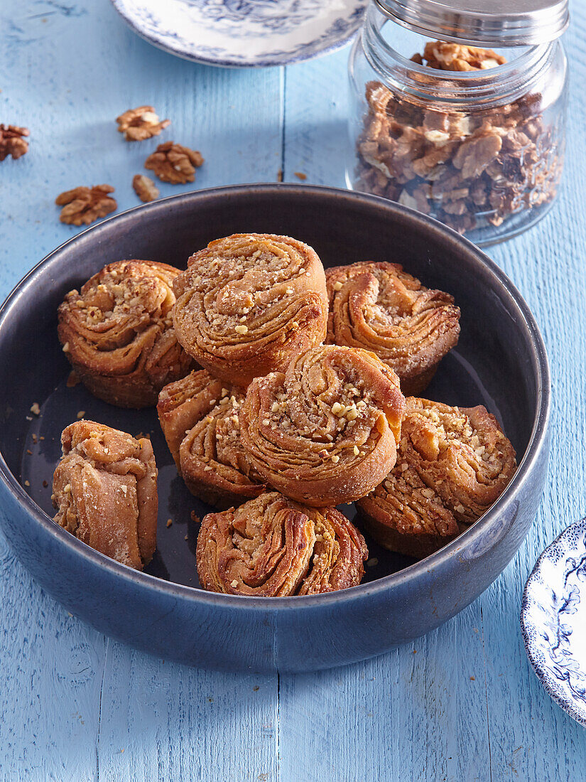 Yeast muffins with nuts