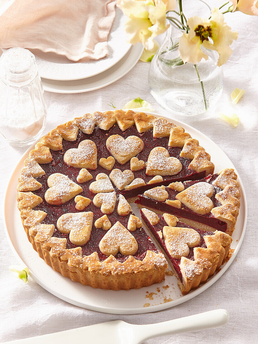 Linzer Torte mit Gebäckherzen