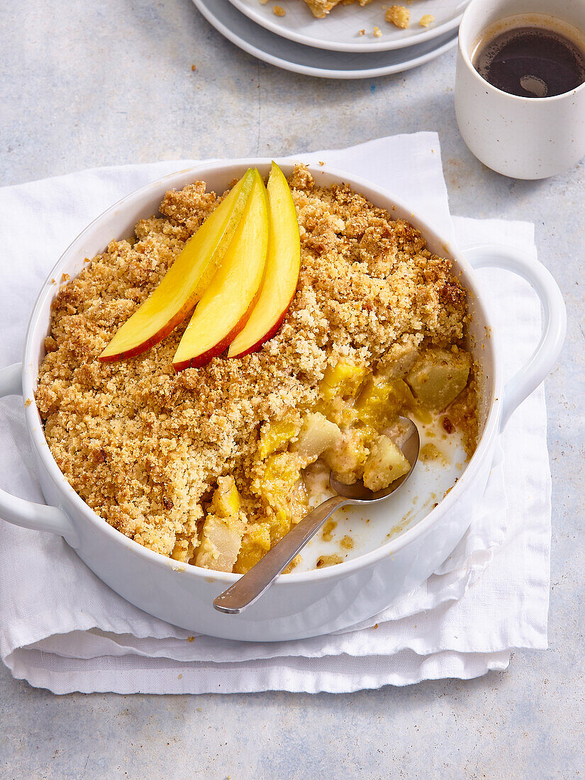 Mango-pear crumble with ginger