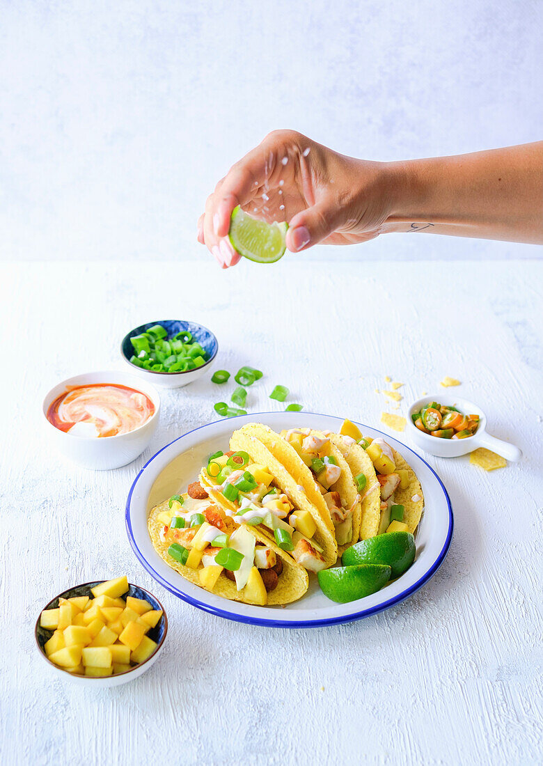 Tacos with mango, sausage and halloumi cheese