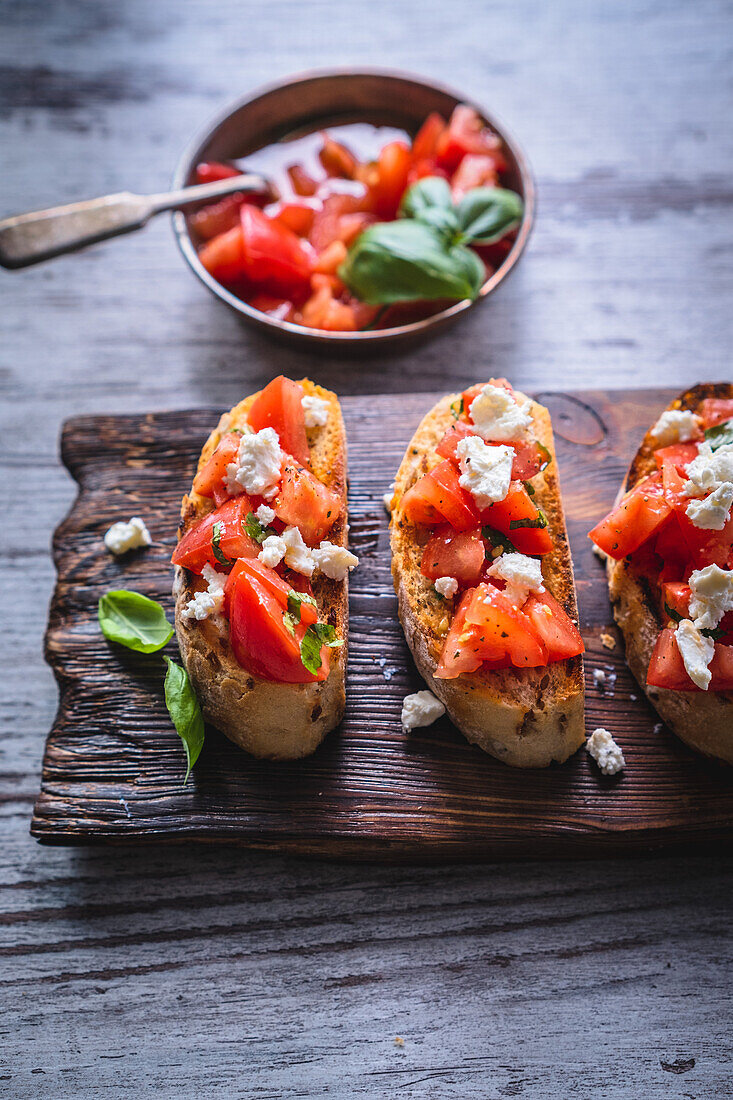 Bruschetta mit Feta-Käse und Basilikum