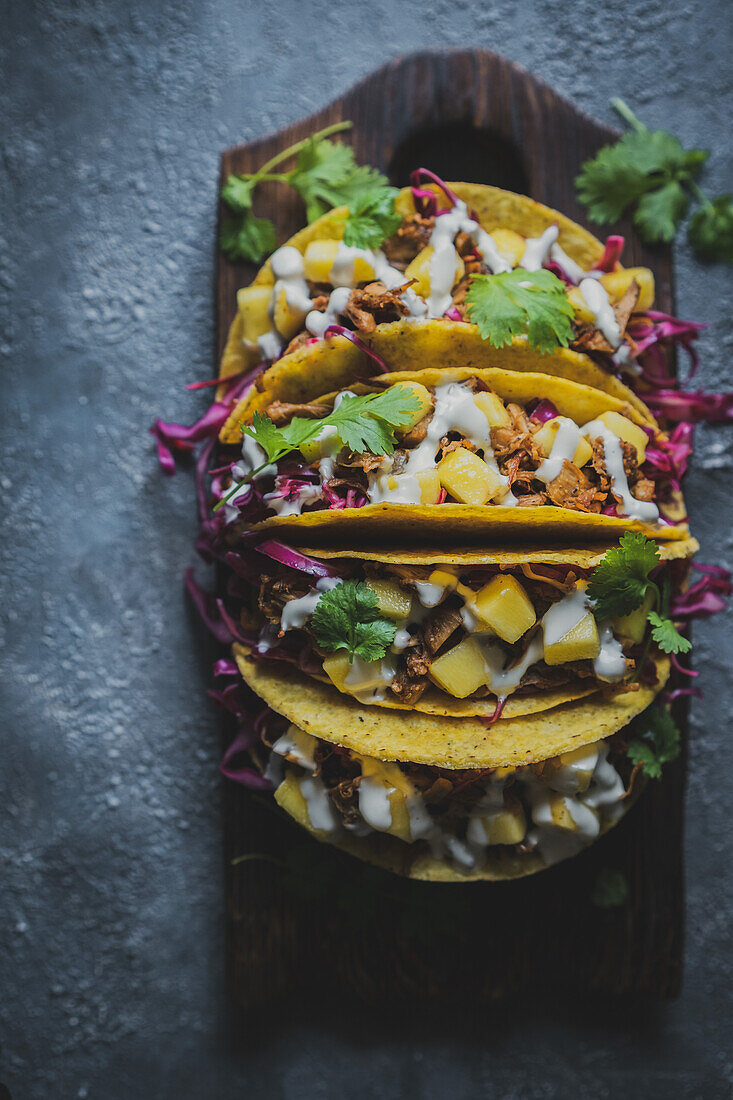 Tacos mit Pulled Jackfruit, Rotkohl und Mango