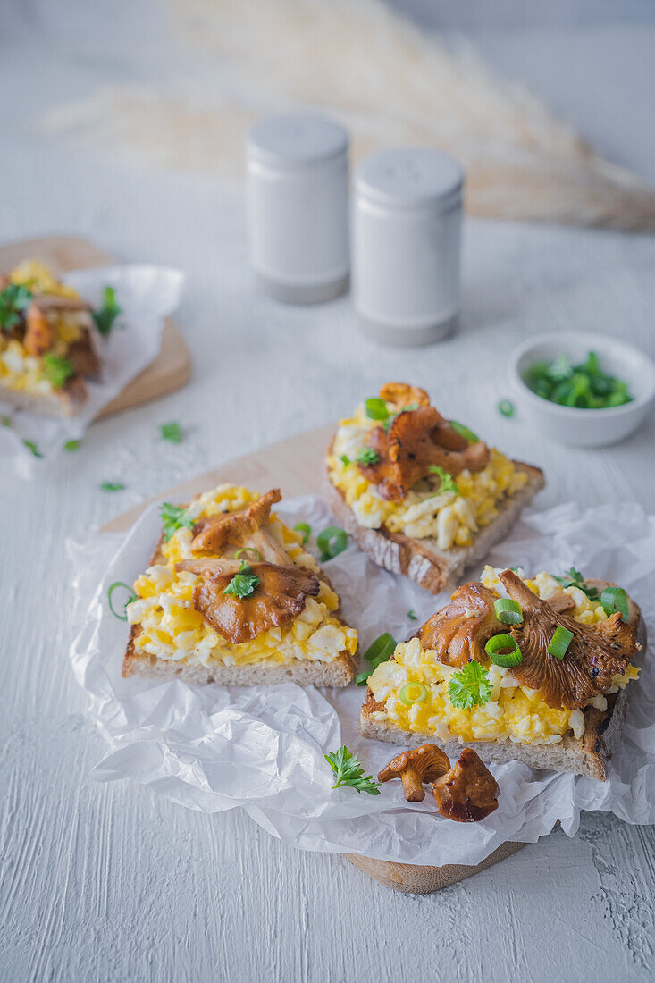 Belegtes Brot mit Rührei und Pfifferlingen