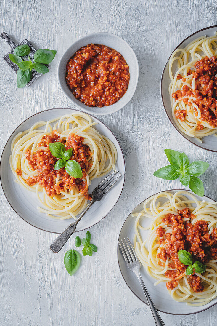 Spaghetti mit Linsen-Tomaten-Sauce und Basilikum