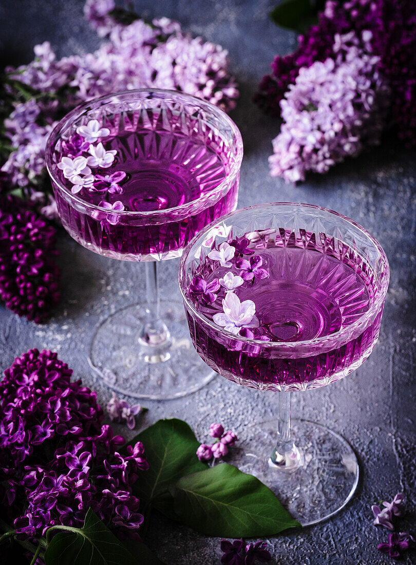Water with lilac in glasses