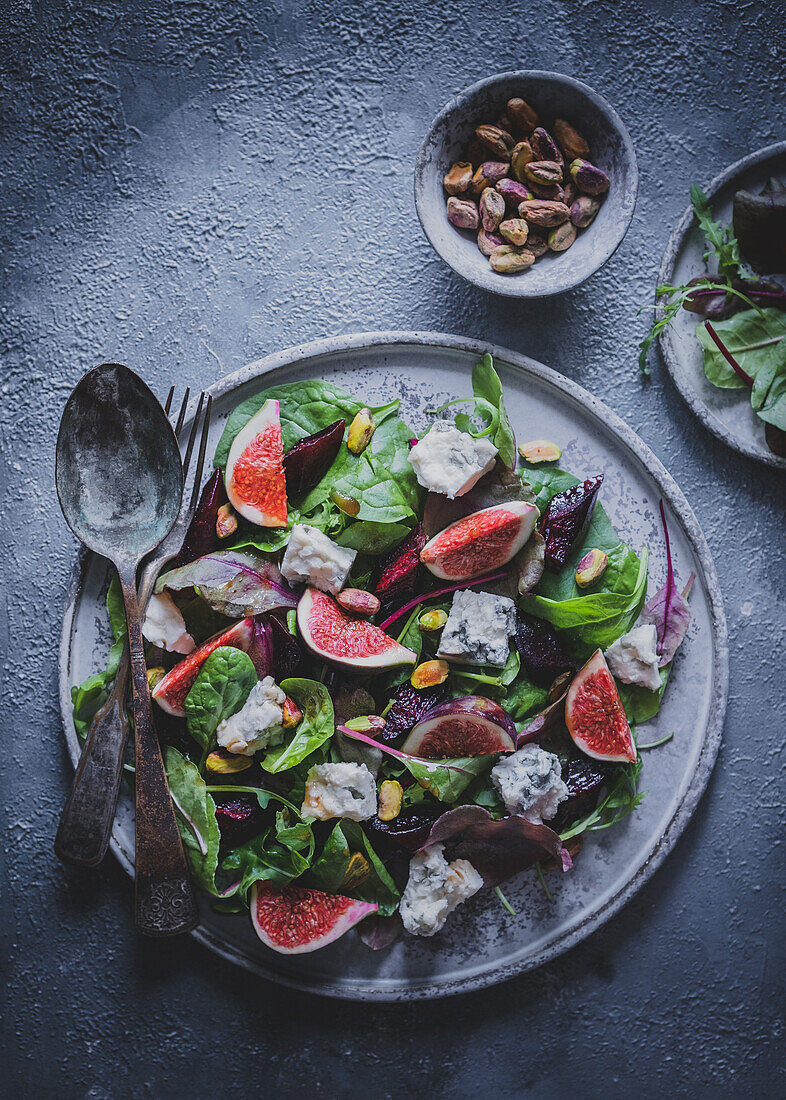 Herbstsalat mit Rote-Bete, Feigen und Blauschimmelkäse