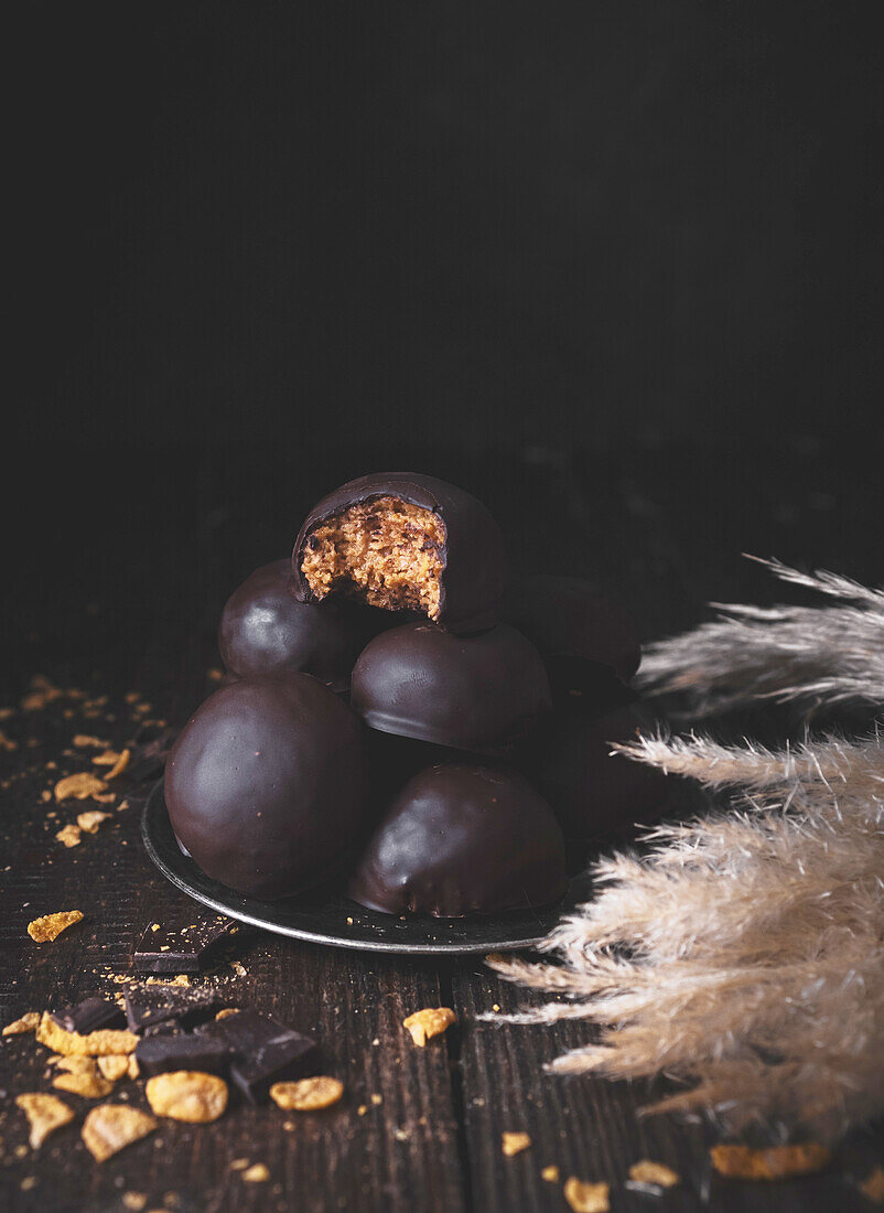 Peanut butter and corn flakes bites covered with chocolate