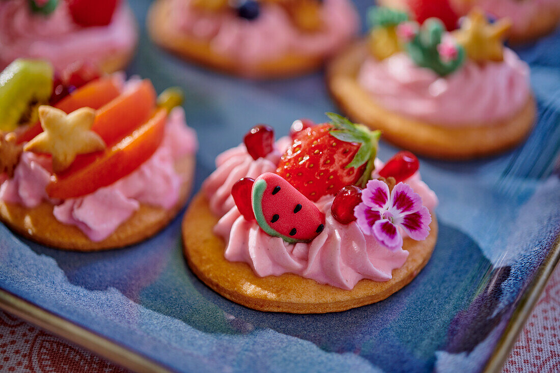 Tartelettes with mascarpone cream and fruit