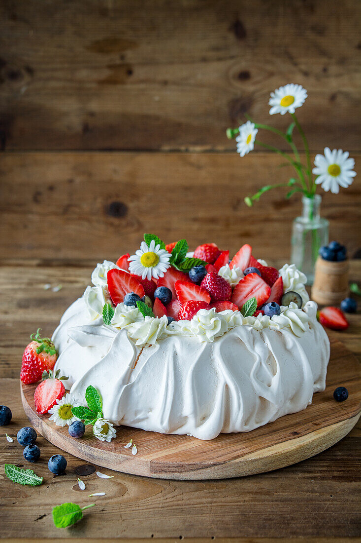 Pavlova mit Sommerbeeren