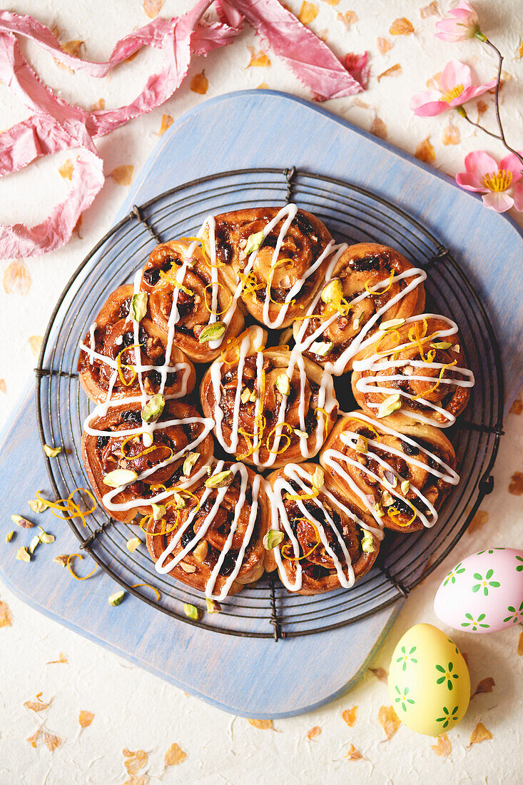 Orange buns with sultanas and pistachios