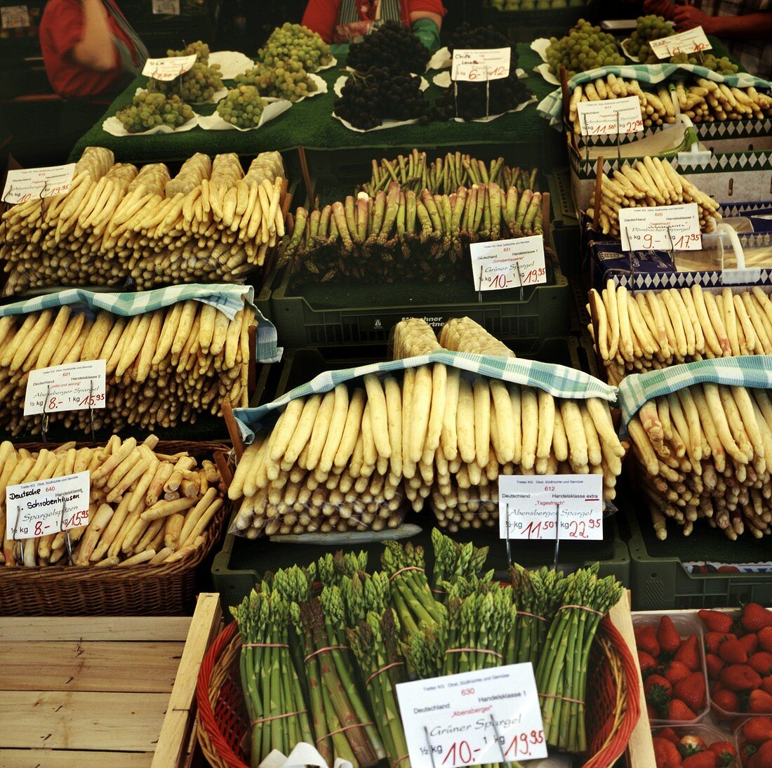 Marktstand mit vielen verschiedenen Spargelsorten