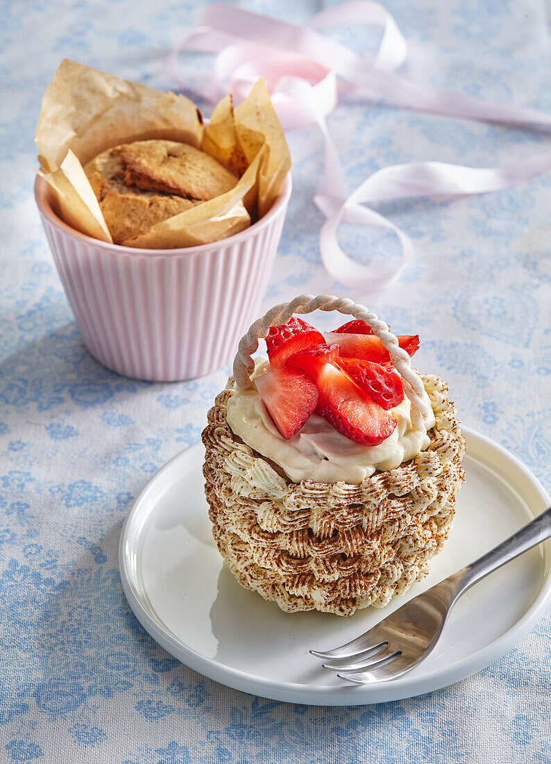 Ostercupcake-Körbchen mit Buttercreme und Erdbeeren
