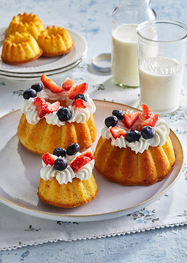 Mini quark Bundt cakes with cream