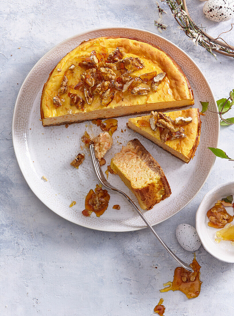 Karotten-Käsekuchen mit karamellisierten Walnüssen