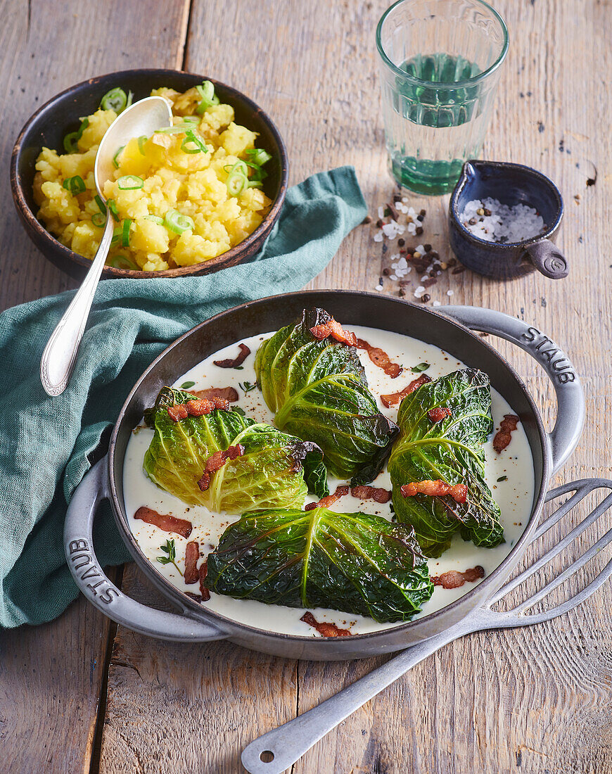 Grünkohl-Rouladen mit Kaninchenfüllung in Weinsauce