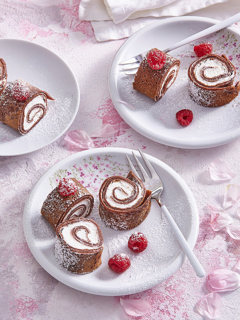 Schoko-Pfannkuchenröllchen mit Quarkcremefüllung