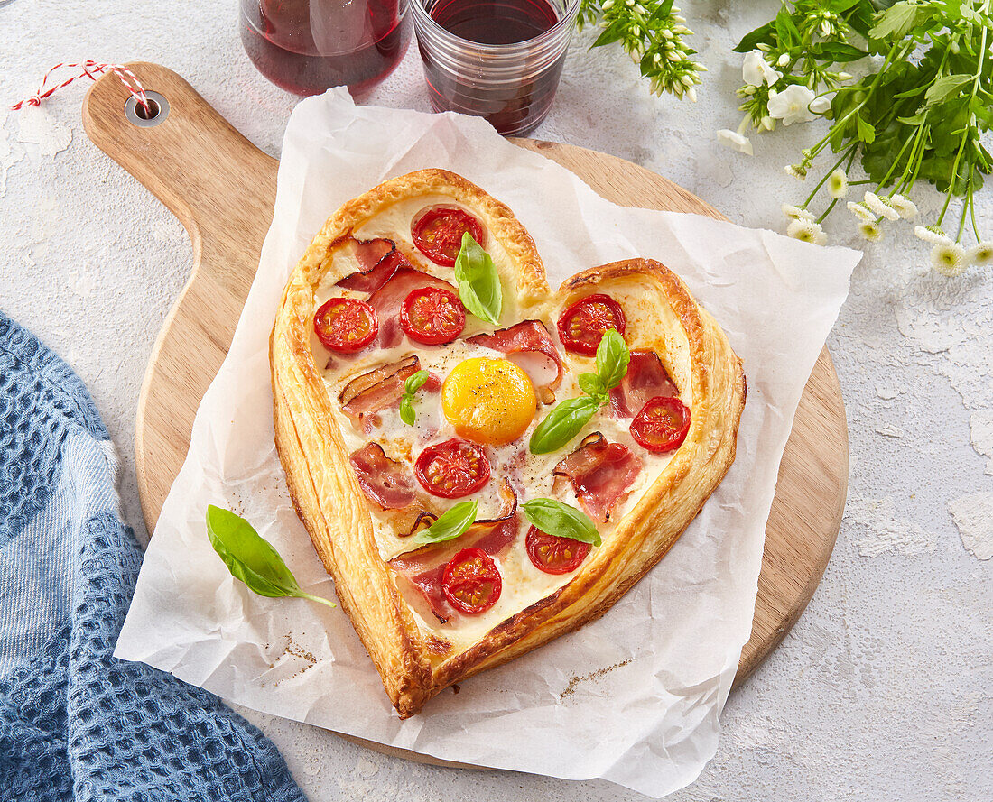 Pizza-Pie mit Tomaten und Ei in Herzform