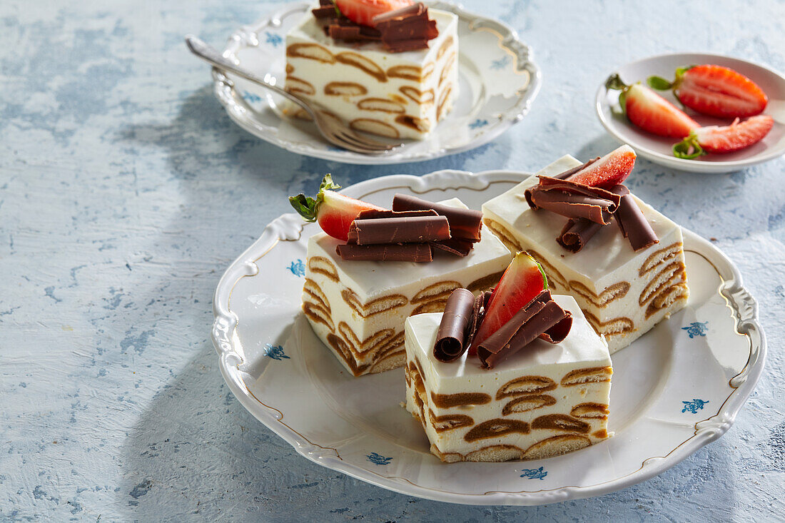 Leichte Kaffee-Kuchenschnitten mit Schokoraspeln und Erdbeeren