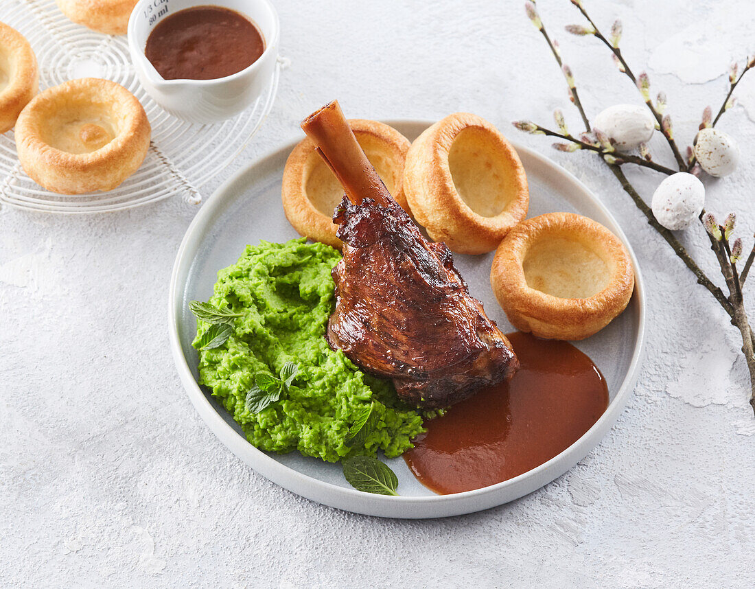 Lammhaxe mit Erbsenpüree und Yorkshire Pudding